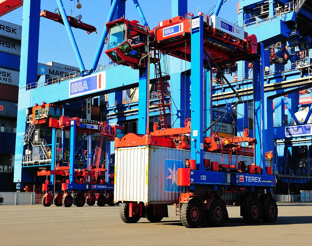 2258_0900 Portalhubwagen mit Containerladung im Hafen Hamburg - HHLA Terminal Burchardkai. | Container Terminal Burchardkai CTB